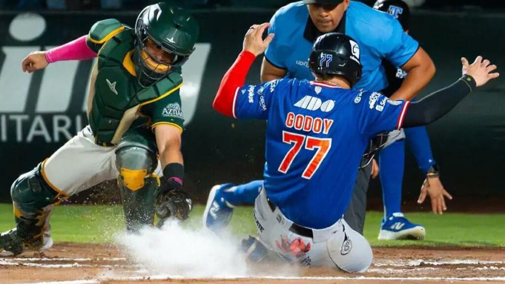 OLMECAS Y PERICOS MANTIENEN ABIERTA LA BATALLA POR EL TÍTULO DE LA ZONA SUR