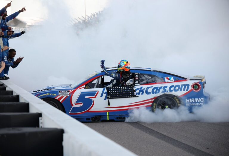 LARSON LLEGA A BRISTOL A NUEVE PUNTOS DEL LÍDER