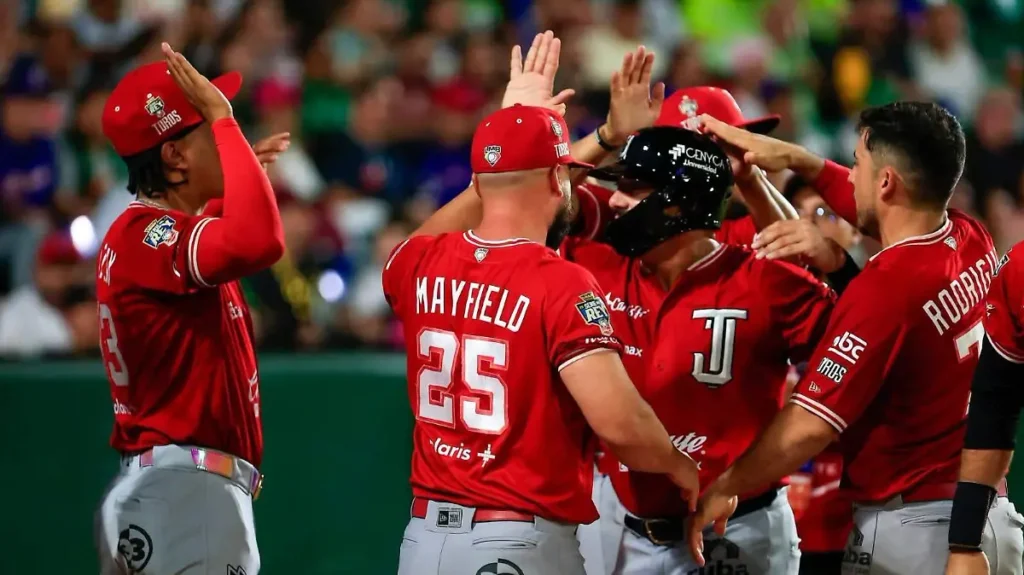 TOROS BLANQUEA A OLMECAS Y TOMA VENTAJA EN LA SERIE DEL REY