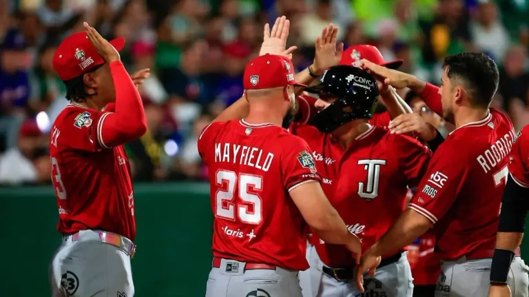 TOROS BLANQUEA A OLMECAS Y TOMA VENTAJA EN LA SERIE DEL REY