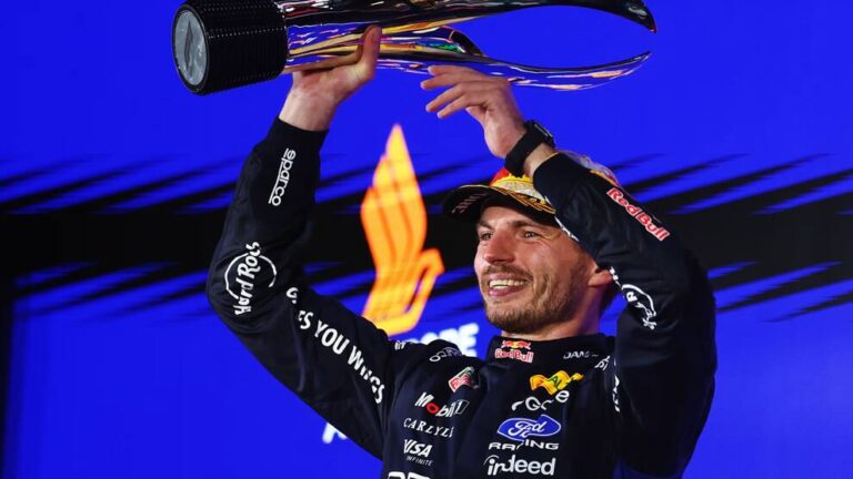 VERSTAPPEN CONQUISTA POR FIN SINGAPUR