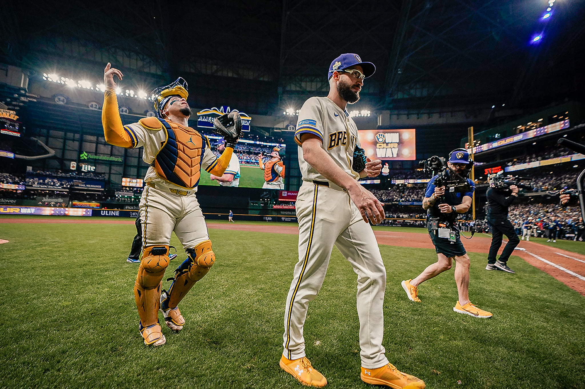 MILWAUKEE REMONTA Y SE ALEJA