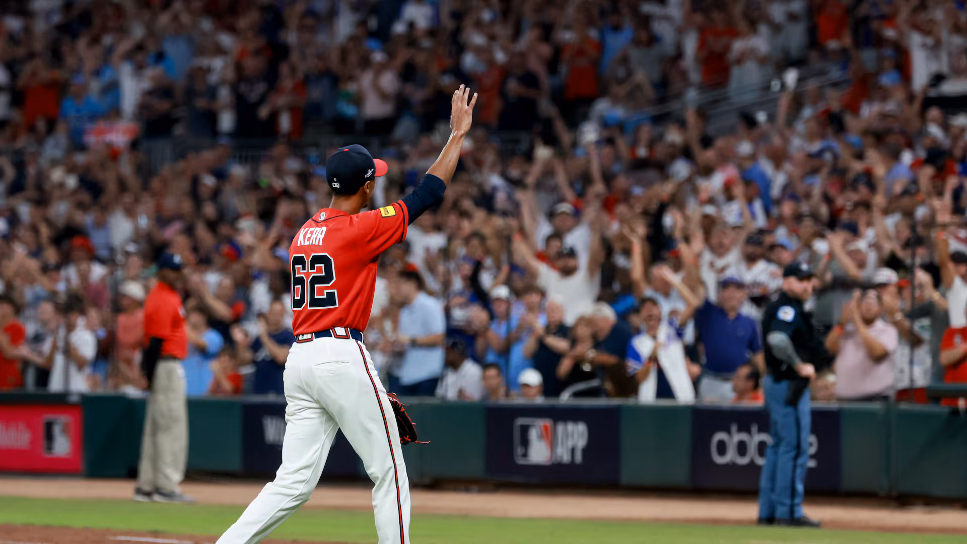 BRAVES ELIMINAN A PHILLIES CON TRES JONRONES